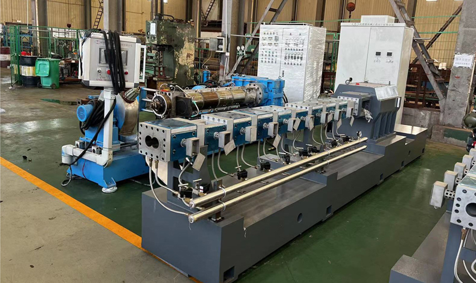 Small high-performance twin-screw extrusion testing machine